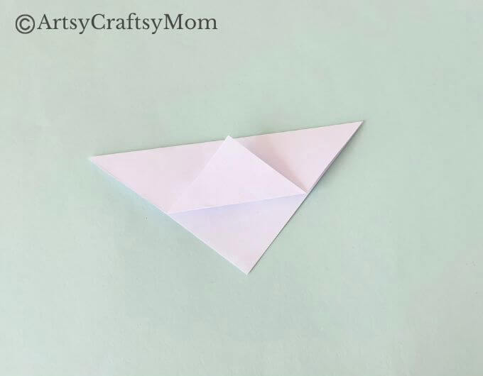 Here's a beautiful tulip corner bookmark craft that's perfect for spring that's coming! Features a printable template that you can use in the craft!