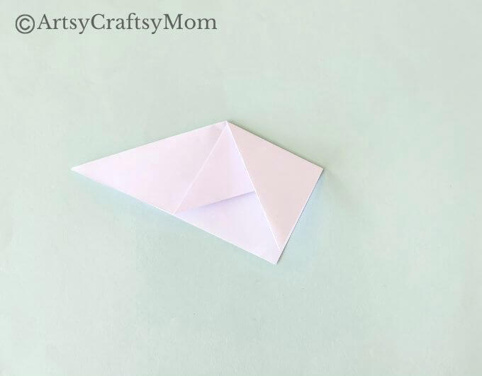 Here's a beautiful tulip corner bookmark craft that's perfect for spring that's coming! Features a printable template that you can use in the craft!