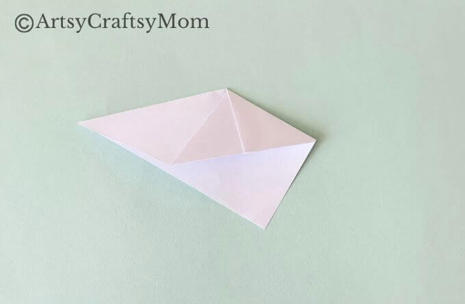 Here's a beautiful tulip corner bookmark craft that's perfect for spring that's coming! Features a printable template that you can use in the craft!