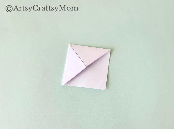 Here's a beautiful tulip corner bookmark craft that's perfect for spring that's coming! Features a printable template that you can use in the craft!
