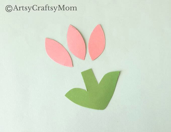 Here's a beautiful tulip corner bookmark craft that's perfect for spring that's coming! Features a printable template that you can use in the craft!