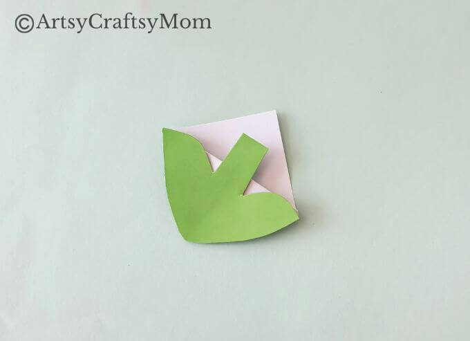 Here's a beautiful tulip corner bookmark craft that's perfect for spring that's coming! Features a printable template that you can use in the craft!