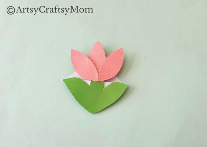 Here's a beautiful tulip corner bookmark craft that's perfect for spring that's coming! Features a printable template that you can use in the craft!