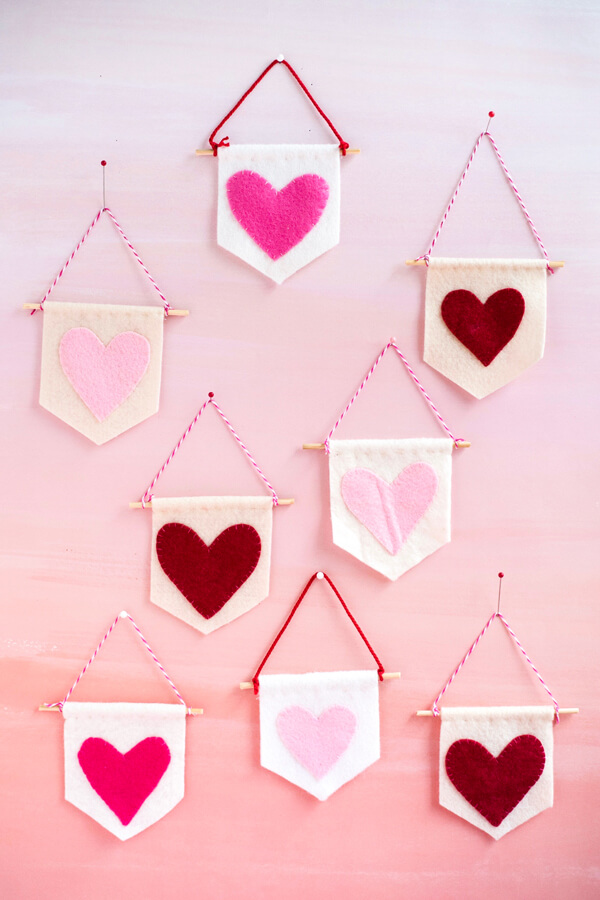 15 DIY Valentine's Day Room Decor Ideas for Teens 9 Here are some dashing DIY Valentines Day Room Decor Ideas for teens - and the teen-at-heart! Chic, simple and elegant decor ideas you'll love!