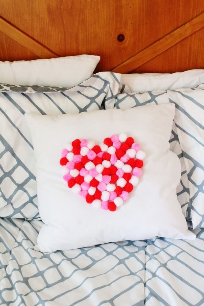 15 DIY Valentine's Day Room Decor Ideas for Teens 11 Here are some dashing DIY Valentines Day Room Decor Ideas for teens - and the teen-at-heart! Chic, simple and elegant decor ideas you'll love!