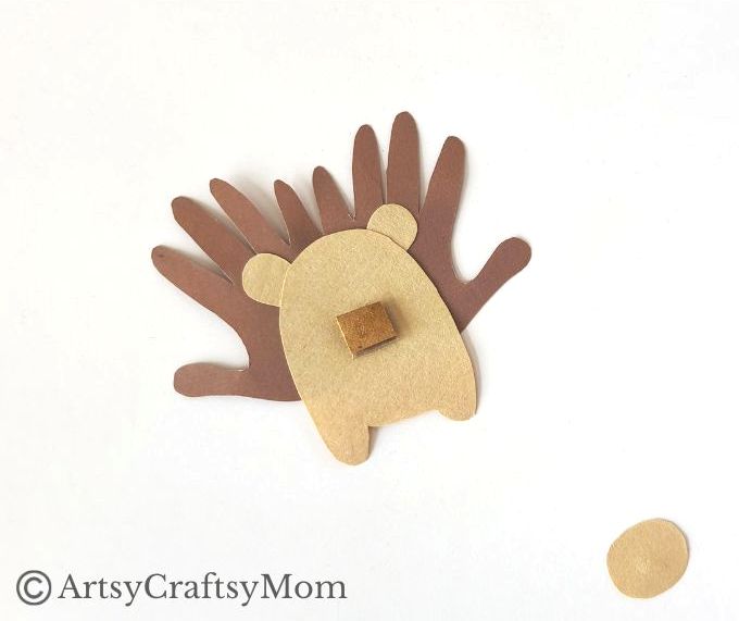 Nothing prickly about this easy Handprint Hedgehog Craft for Kids! This is a great craft for beginners, especially toddlers and preschoolers!