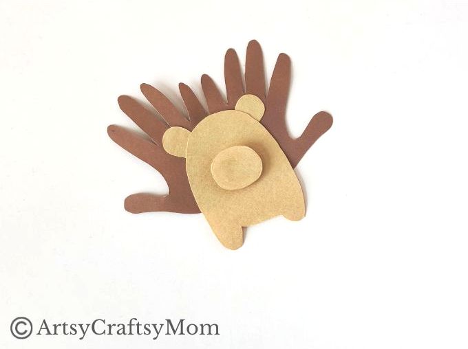 Nothing prickly about this easy Handprint Hedgehog Craft for Kids! This is a great craft for beginners, especially toddlers and preschoolers!