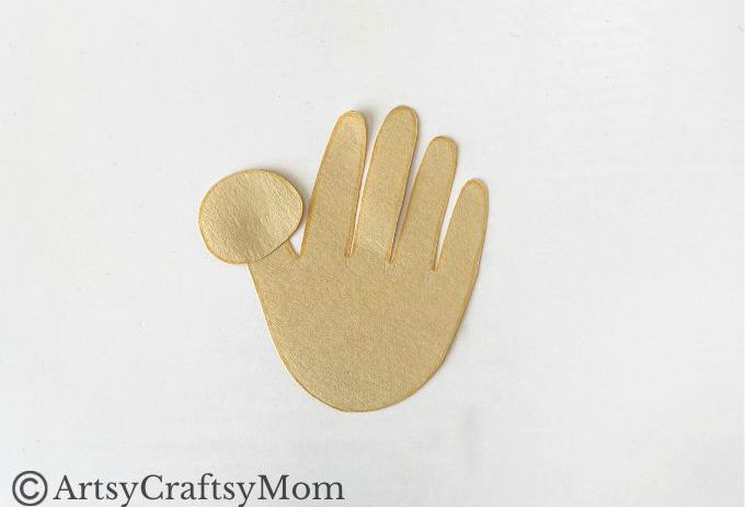 Here's a cute little handprint chicken craft that's super easy to make! Perfect for learning about farm life, domestic birds or about the letter C!