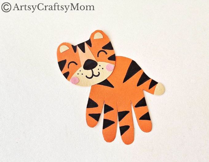 Here's a cute handprint tiger craft that preschoolers & kindergarteners would love! Perfect for International Tiger Day or India's Independence Day.