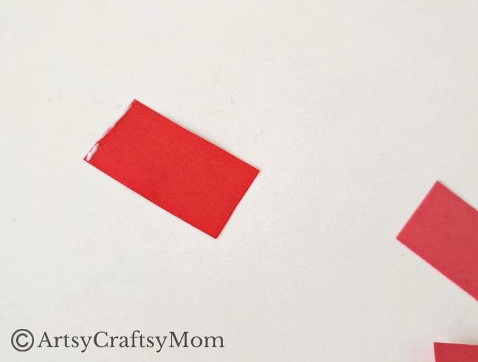 Kids are going to love making this simple and easy moving caterpillar craft! Not only is it fun to make, it's also going to be great to play with!