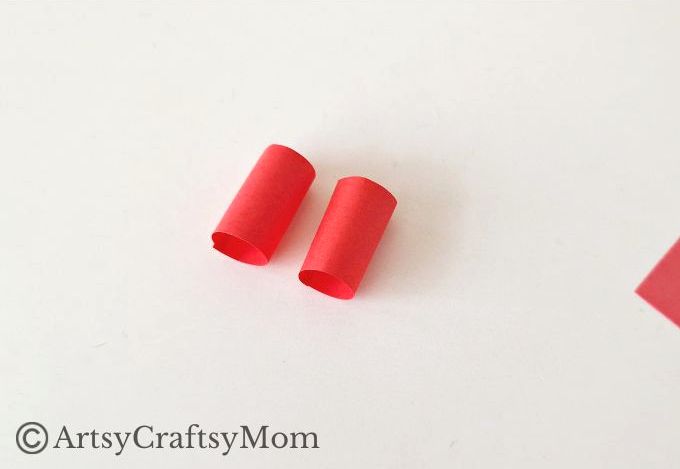 Kids are going to love making this simple and easy moving caterpillar craft! Not only is it fun to make, it's also going to be great to play with!