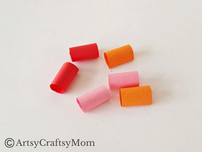 Kids are going to love making this simple and easy moving caterpillar craft! Not only is it fun to make, it's also going to be great to play with!