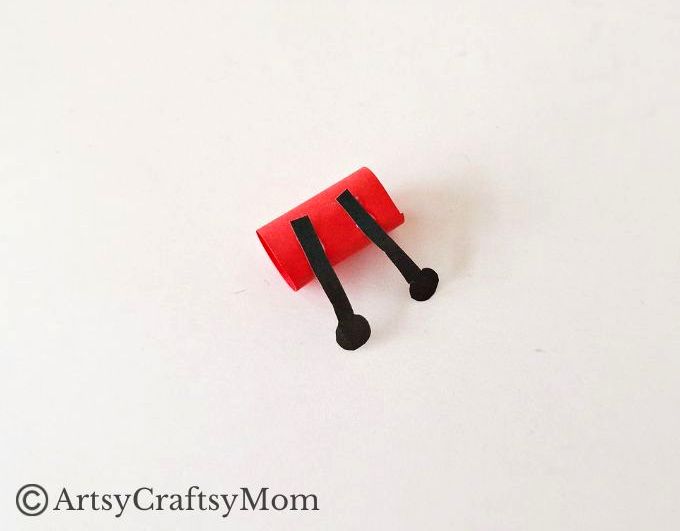 Kids are going to love making this simple and easy moving caterpillar craft! Not only is it fun to make, it's also going to be great to play with!