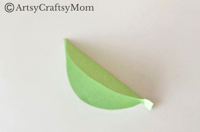 Kids are going to love making this simple and easy moving caterpillar craft! Not only is it fun to make, it's also going to be great to play with!