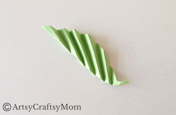 Kids are going to love making this simple and easy moving caterpillar craft! Not only is it fun to make, it's also going to be great to play with!