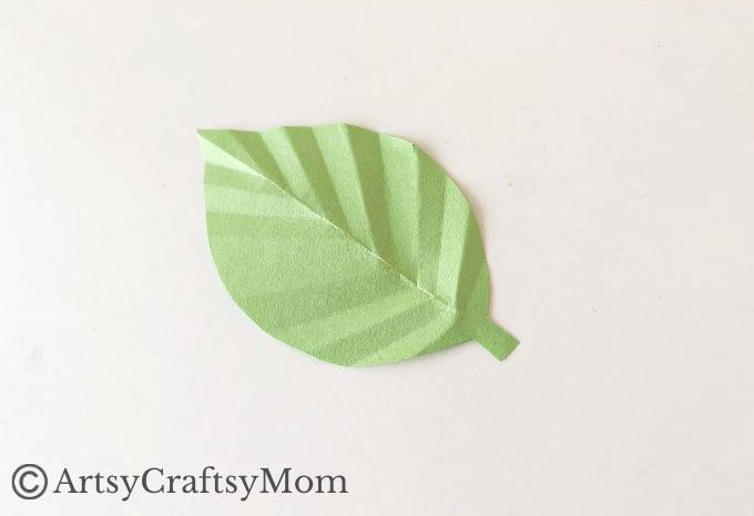 Kids are going to love making this simple and easy moving caterpillar craft! Not only is it fun to make, it's also going to be great to play with!