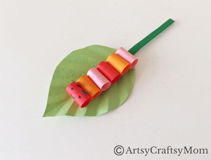 Kids are going to love making this simple and easy moving caterpillar craft! Not only is it fun to make, it's also going to be great to play with!