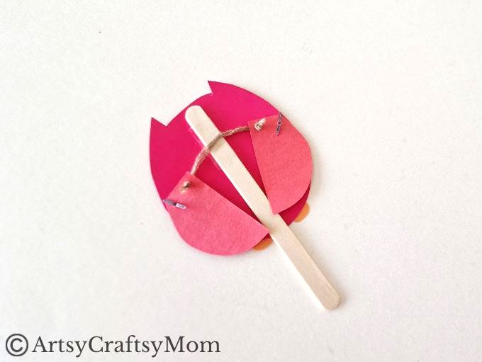 This Moving Owl Craft for Kids is easier to make than it seems! It's a simple, fun craft for kids of all ages to make and play with too!