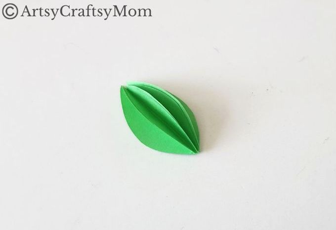 Here's a gorgeous DIY Tulip Card Craft for kids to make for any occasion - Mother's Day, Father's Day, Teacher's Day or Grandparent's Day!