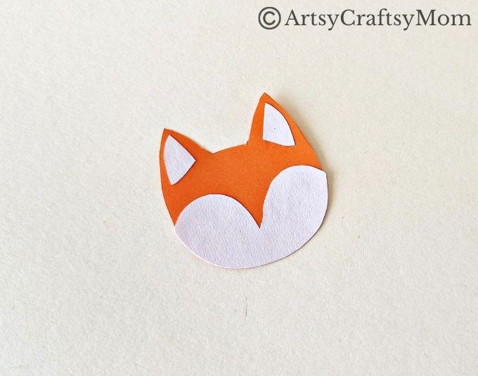 Here's a cute little handprint fox papercraft for kids to make this Fall! All you need are basic craft supplies like paper - and cute little handprints!