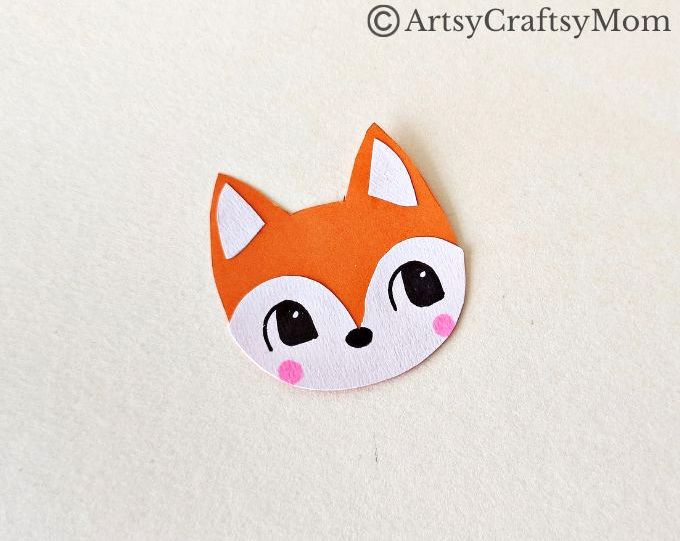 Here's a cute little handprint fox papercraft for kids to make this Fall! All you need are basic craft supplies like paper - and cute little handprints!