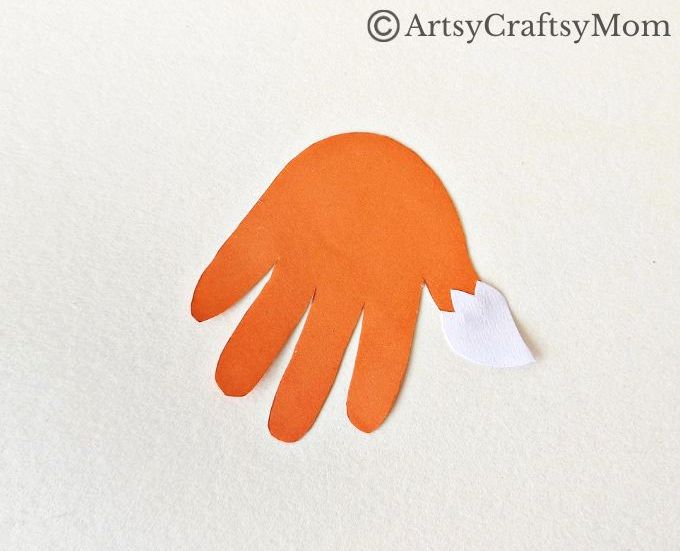 Here's a cute little handprint fox papercraft for kids to make this Fall! All you need are basic craft supplies like paper - and cute little handprints!