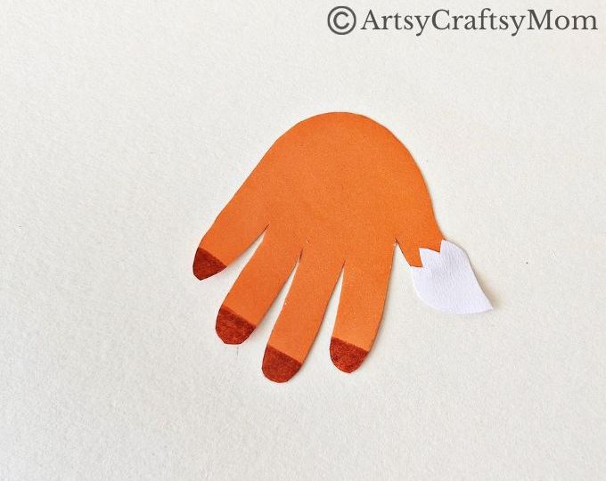 Here's a cute little handprint fox papercraft for kids to make this Fall! All you need are basic craft supplies like paper - and cute little handprints!