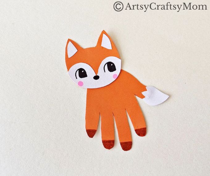 Here's a cute little handprint fox papercraft for kids to make this Fall! All you need are basic craft supplies like paper - and cute little handprints!