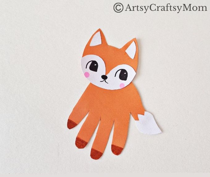 Here's a cute little handprint fox papercraft for kids to make this Fall! All you need are basic craft supplies like paper - and cute little handprints!