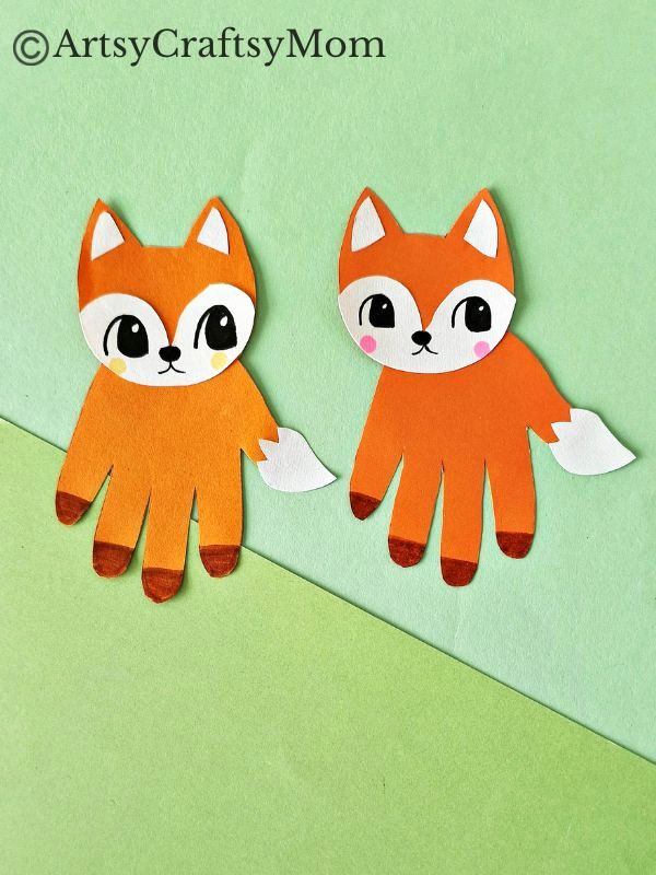 Here's a cute little handprint fox papercraft for kids to make this Fall! All you need are basic craft supplies like paper - and cute little handprints!