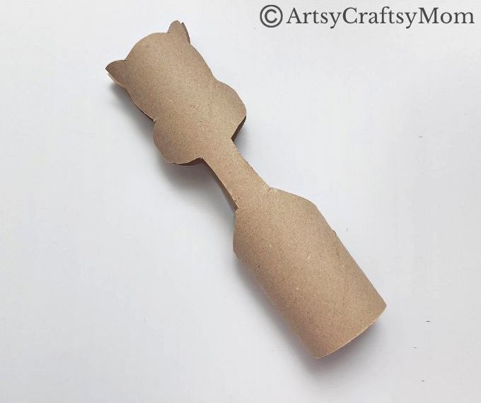 An empty cardboard tube beautifully transforms into the neck of this cute Toilet Paper Roll Giraffe Craft! Easy project for kids of all ages to try!