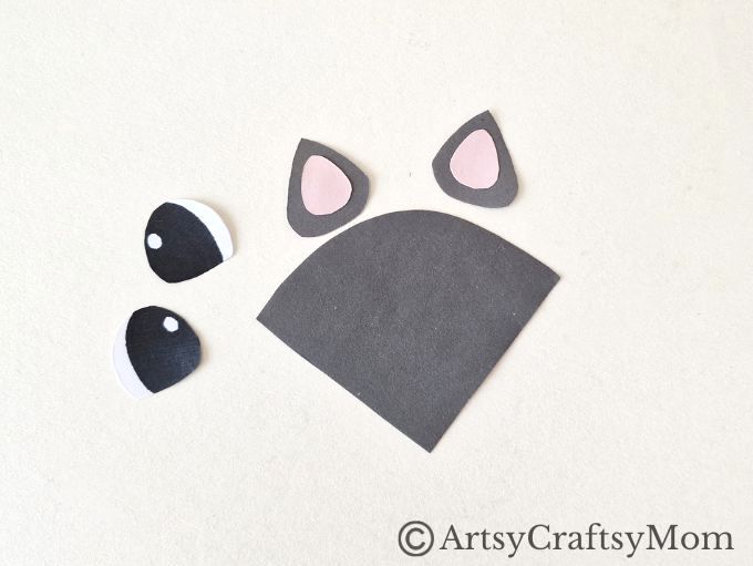 Here's a fun way to add some interest to your seasonal reading - a bat corner bookmark craft! Perfect for Bat Appreciation Day or Halloween!