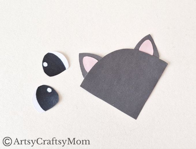 Here's a fun way to add some interest to your seasonal reading - a bat corner bookmark craft! Perfect for Bat Appreciation Day or Halloween!