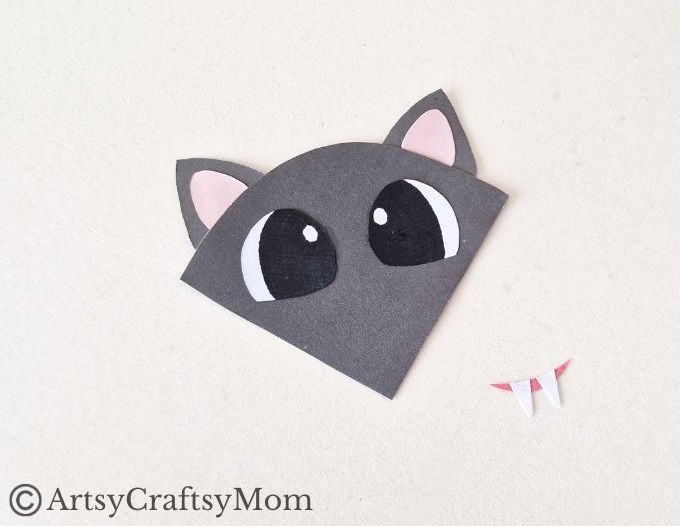 Here's a fun way to add some interest to your seasonal reading - a bat corner bookmark craft! Perfect for Bat Appreciation Day or Halloween!