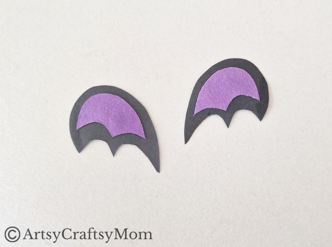 Here's a fun way to add some interest to your seasonal reading - a bat corner bookmark craft! Perfect for Bat Appreciation Day or Halloween!