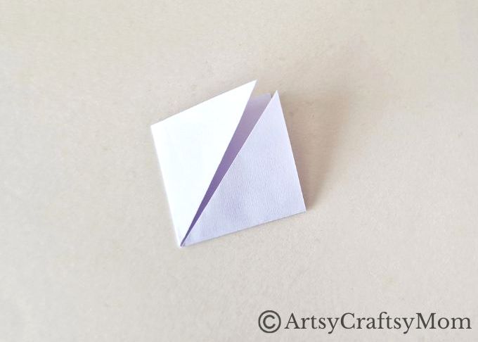 Here's a fun way to add some interest to your seasonal reading - a bat corner bookmark craft! Perfect for Bat Appreciation Day or Halloween!