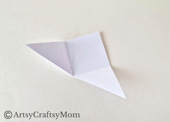 Here's a fun way to add some interest to your seasonal reading - a bat corner bookmark craft! Perfect for Bat Appreciation Day or Halloween!