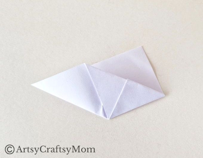 Here's a fun way to add some interest to your seasonal reading - a bat corner bookmark craft! Perfect for Bat Appreciation Day or Halloween!
