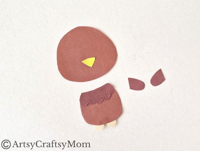 Here's a turkey ready with a hug for you! This Thanksgiving, enjoy making this cute turkey hug bookmark out of craft paper - for you or your pals!