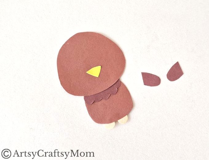 Here's a turkey ready with a hug for you! This Thanksgiving, enjoy making this cute turkey hug bookmark out of craft paper - for you or your pals!