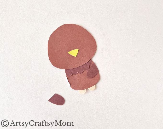 Here's a turkey ready with a hug for you! This Thanksgiving, enjoy making this cute turkey hug bookmark out of craft paper - for you or your pals!