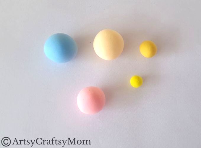 Here's a lovely little clay angel craft for kids to make with air-drying or foam clay. It's not too hard, and will make a lovely appearance on your mantle!