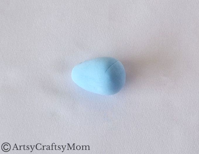 Here's a lovely little clay angel craft for kids to make with air-drying or foam clay. It's not too hard, and will make a lovely appearance on your mantle!