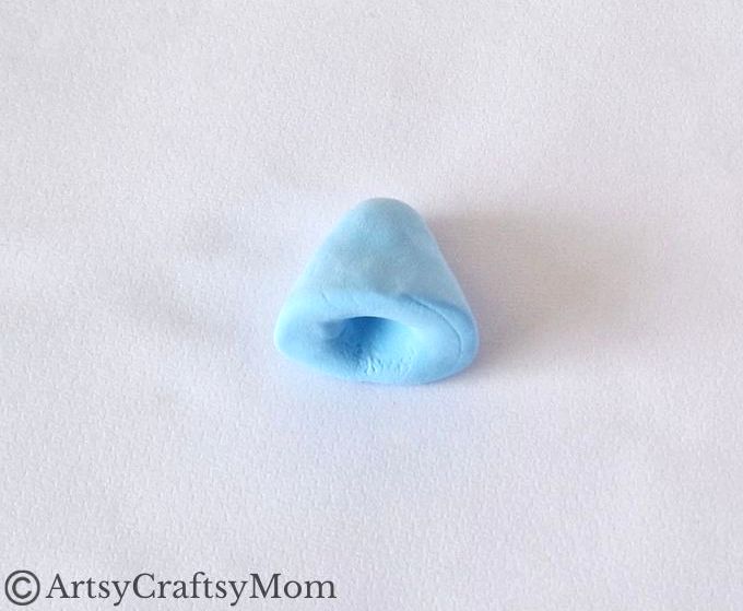 Here's a lovely little clay angel craft for kids to make with air-drying or foam clay. It's not too hard, and will make a lovely appearance on your mantle!