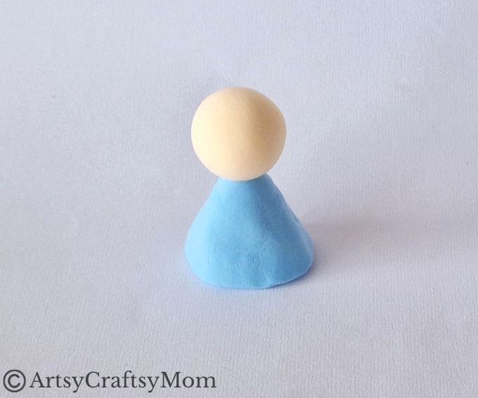Here's a lovely little clay angel craft for kids to make with air-drying or foam clay. It's not too hard, and will make a lovely appearance on your mantle!