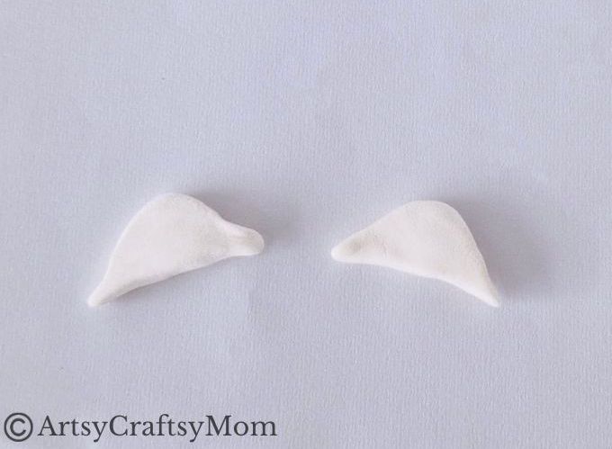 Here's a lovely little clay angel craft for kids to make with air-drying or foam clay. It's not too hard, and will make a lovely appearance on your mantle!