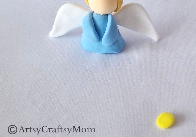 Here's a lovely little clay angel craft for kids to make with air-drying or foam clay. It's not too hard, and will make a lovely appearance on your mantle!