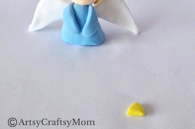Here's a lovely little clay angel craft for kids to make with air-drying or foam clay. It's not too hard, and will make a lovely appearance on your mantle!
