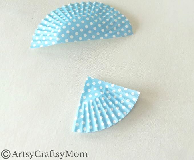 Here's a fun ornament to add to your tree decor this Christmas - a cute cupcake liner angel craft! It's recyclable, eco-friendly and easy to make!
