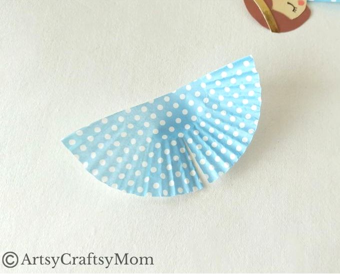Here's a fun ornament to add to your tree decor this Christmas - a cute cupcake liner angel craft! It's recyclable, eco-friendly and easy to make!